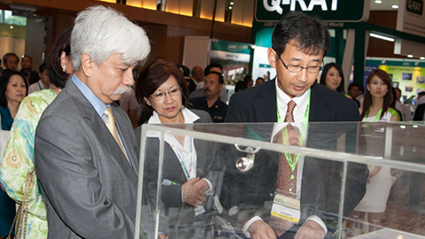 Tunku Muhriz ibni Almarhum Tuanku Munawir, Sultan of Negeri Sembilan, at the Hitachi booth